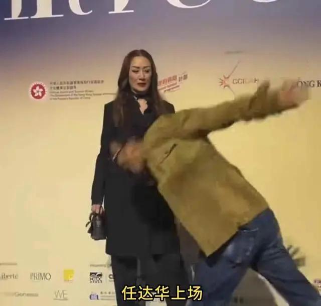 70岁任达华红毯意外摔倒，敏捷自救显从容
 
70岁任达华在香港时装活动红毯登台