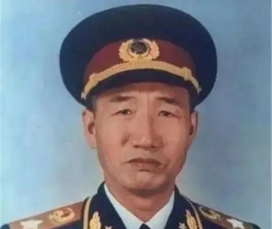 徐向前的儿子带女朋友回家，徐元帅亲自下厨做了一桌子菜。饭后，女孩却对徐小岩说：“