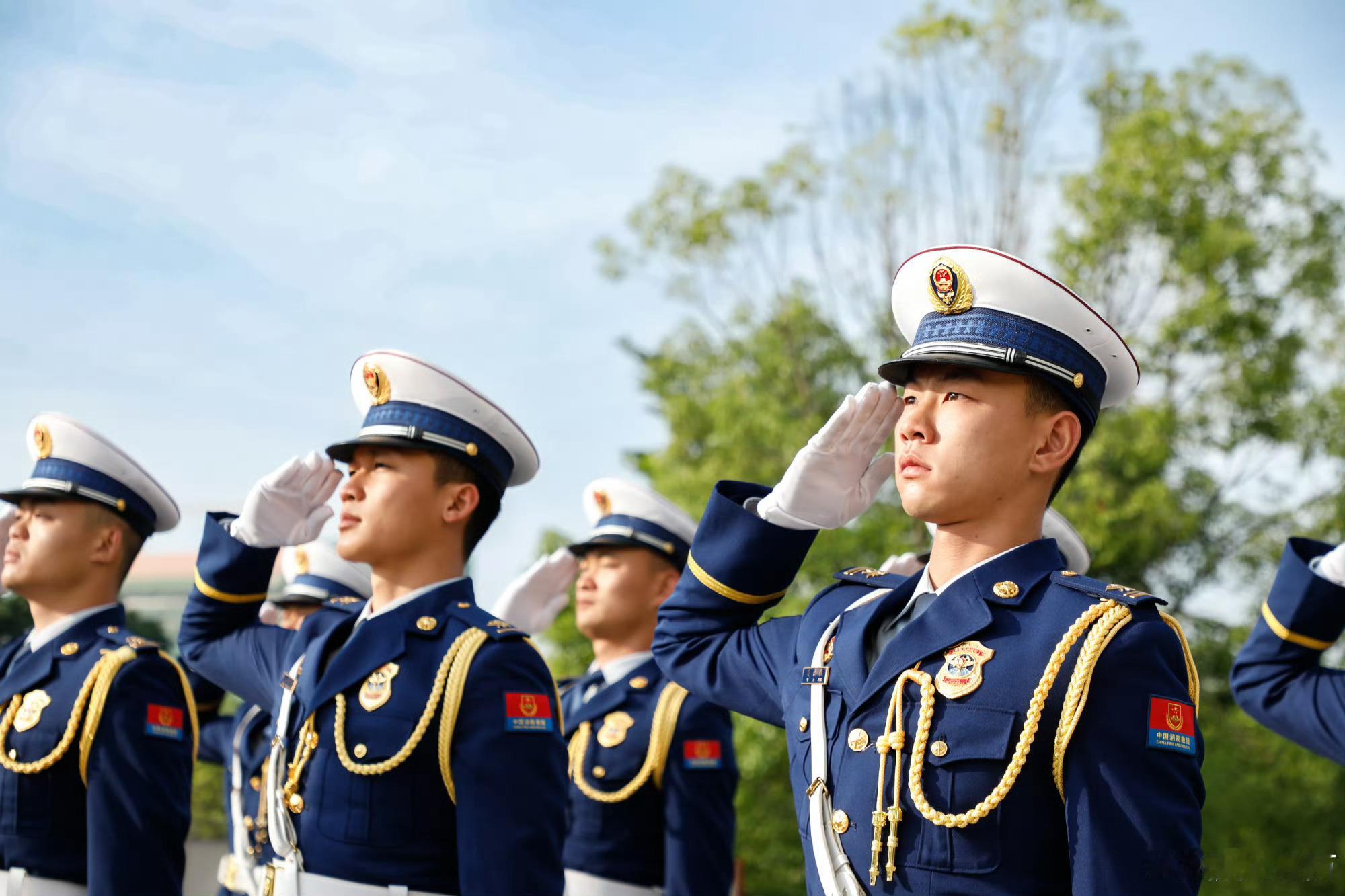 野外烧烤、露营野炊，请远离枯草树木，备好灭火水源，人走火灭，不留隐患。享受假期，