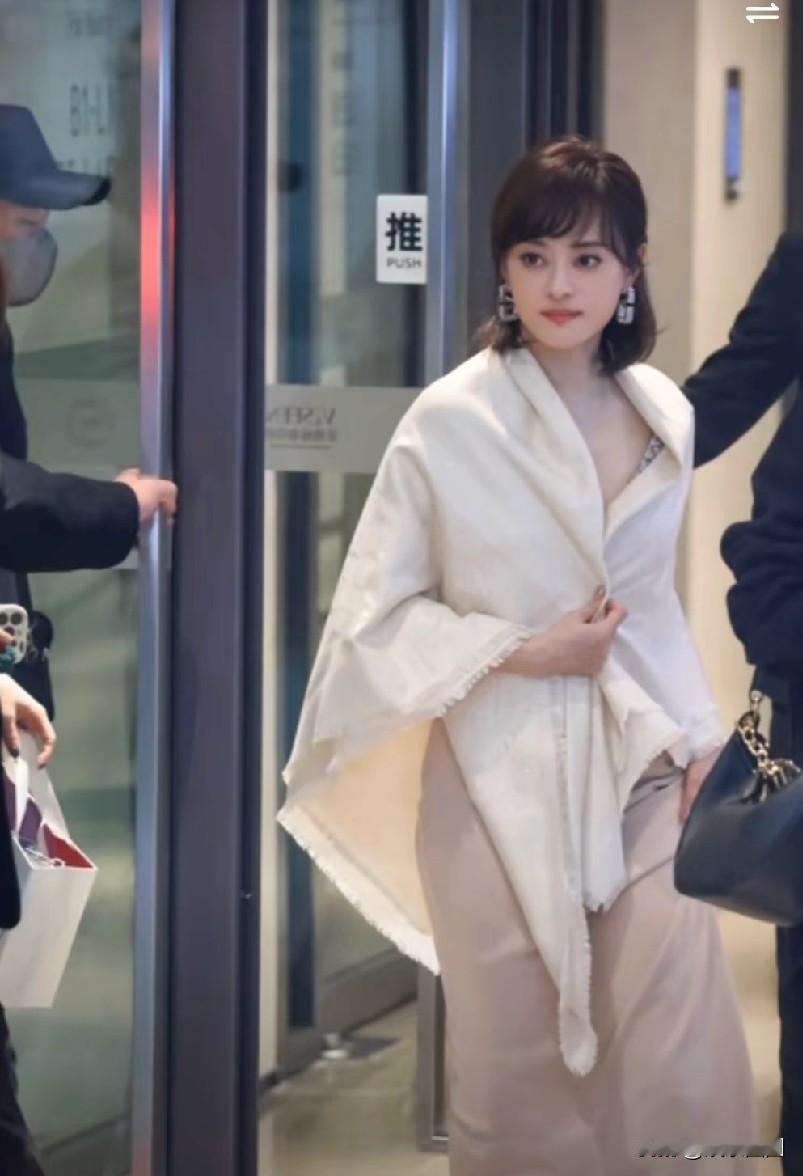 果然莞嫔只要略施小计就能重新获得盛宠

娘娘上次那个出圈的神图的也是华伦天奴那套