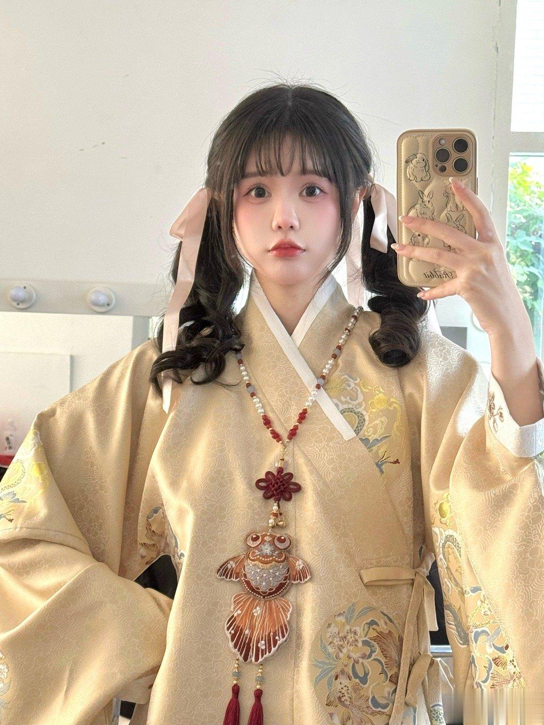 片场花絮一张～💕双十二远山乔的新衣服好漂亮捏（合照鱼龙舞上衣有点色差，手机图颜