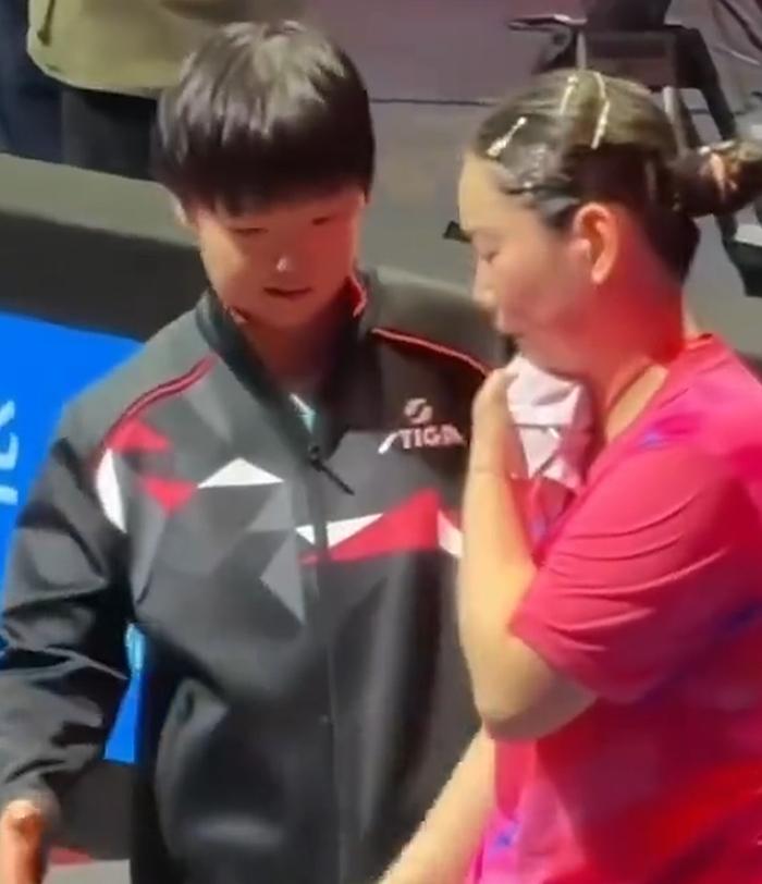 孙颖莎“真的没事”，太暖心了！何卓佳赛后痛哭，击掌安慰
2025年全运会女团决赛