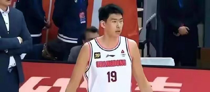 曝徐昕正运作出国打球 徐昕出国计划再进一步：租借合同解除获广东广州同意。他在北京