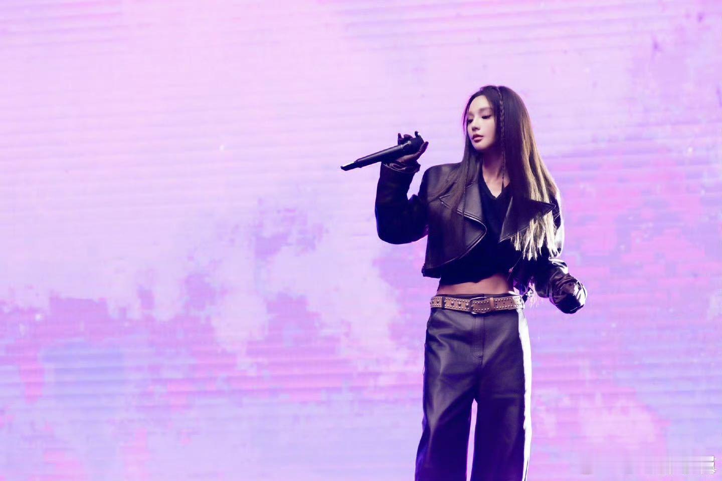 彭小苒露腹装 生日会进入倒计时，彭小苒通过彩排照提前给粉丝送福利！露腹装展现了她