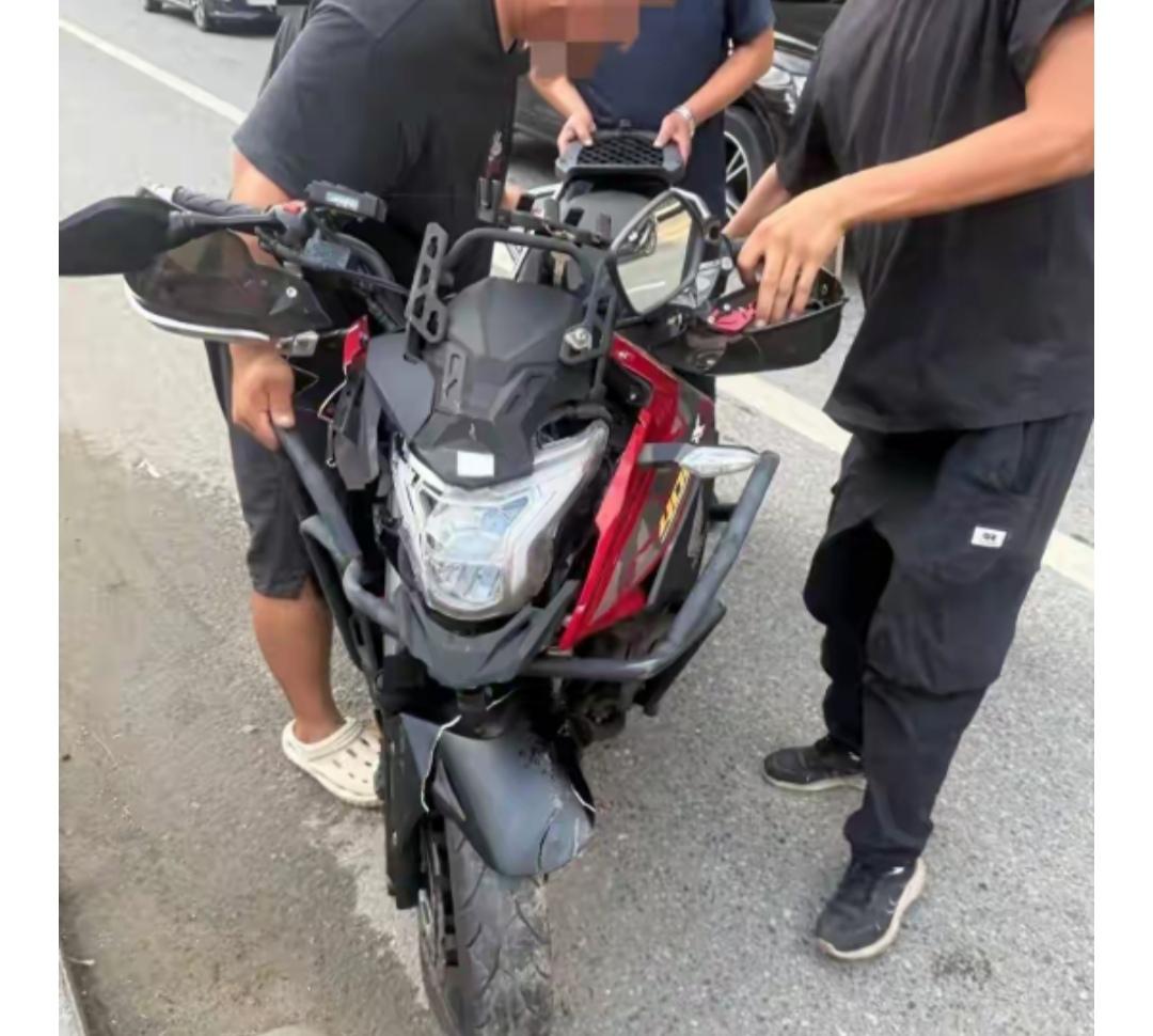 金钱最能检验一切关系。女子和男子约定摆好酒席后领结婚证。

结果男子办完酒席以后