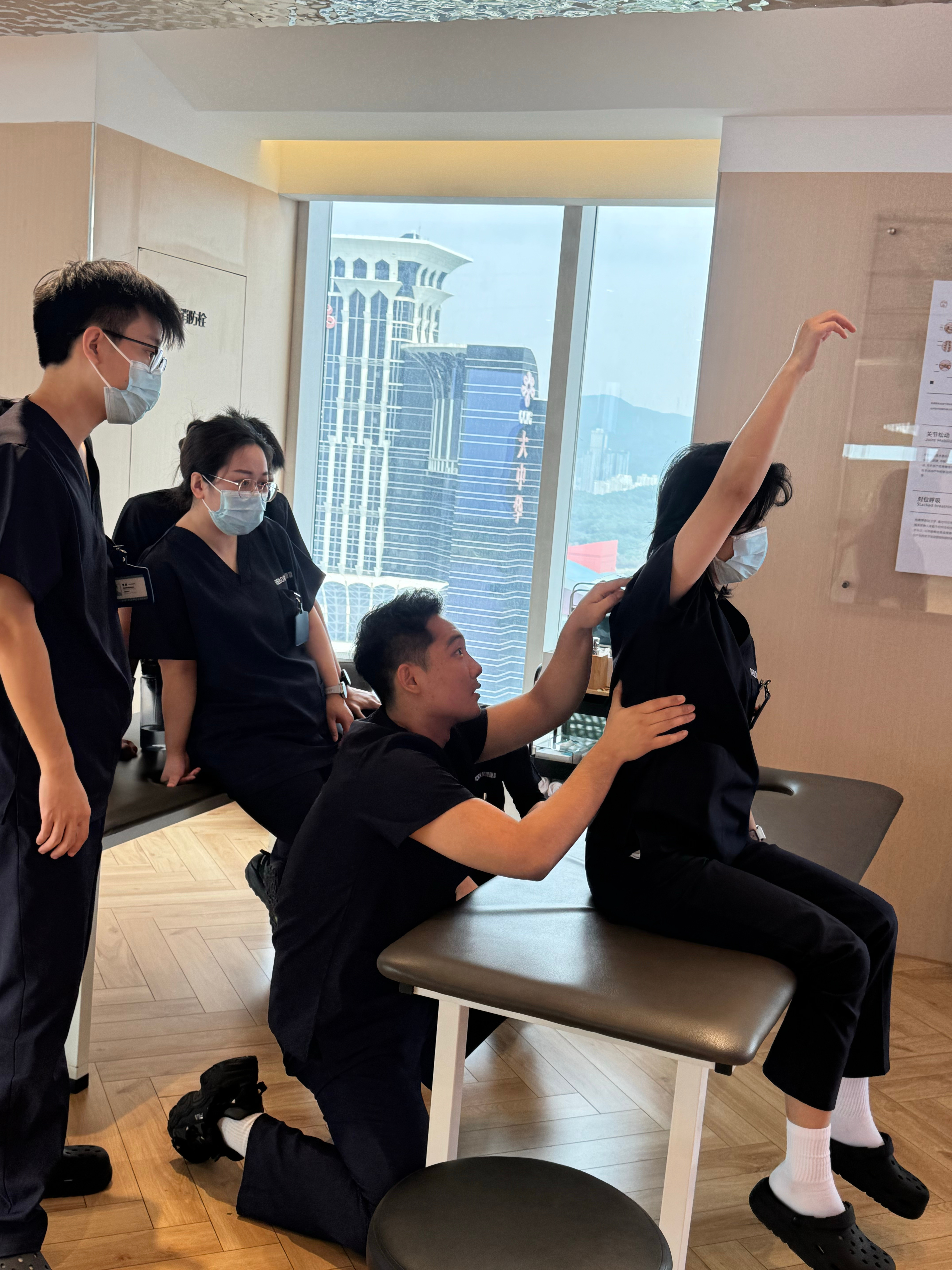 锐博康复 我们郑老师从北京奥森店正式“转战”深圳店啦，早会培训已火速安排上话说，