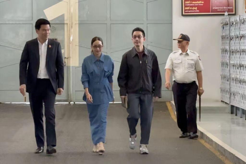 行啦行啦！这一家子探个监像走秀似的。今天是他信入狱满月，不出意外，他的女儿女婿又
