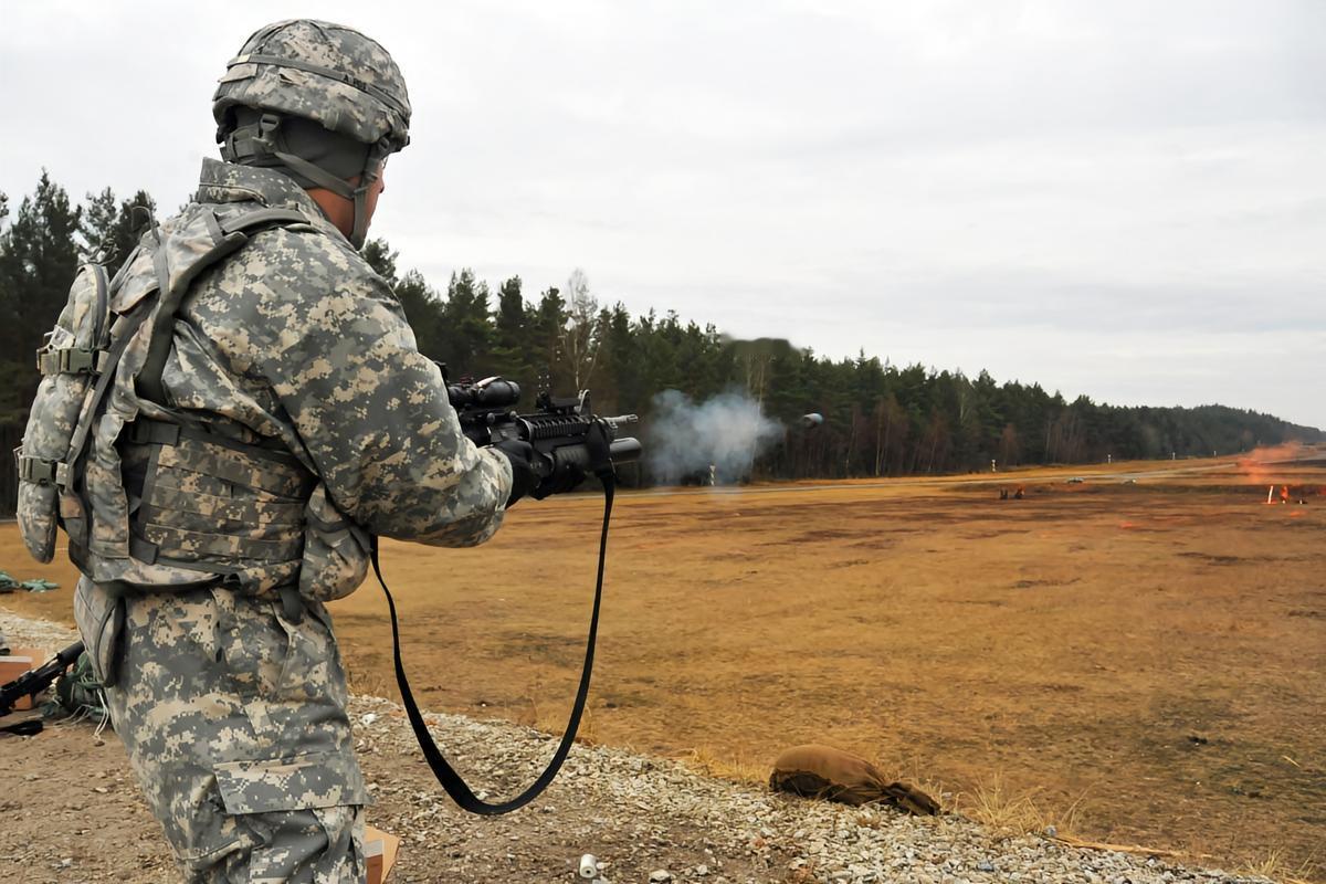 每天认识一件兵器 M203榴弹发射器M203榴弹发射器是美国陆军装备的单发下挂式