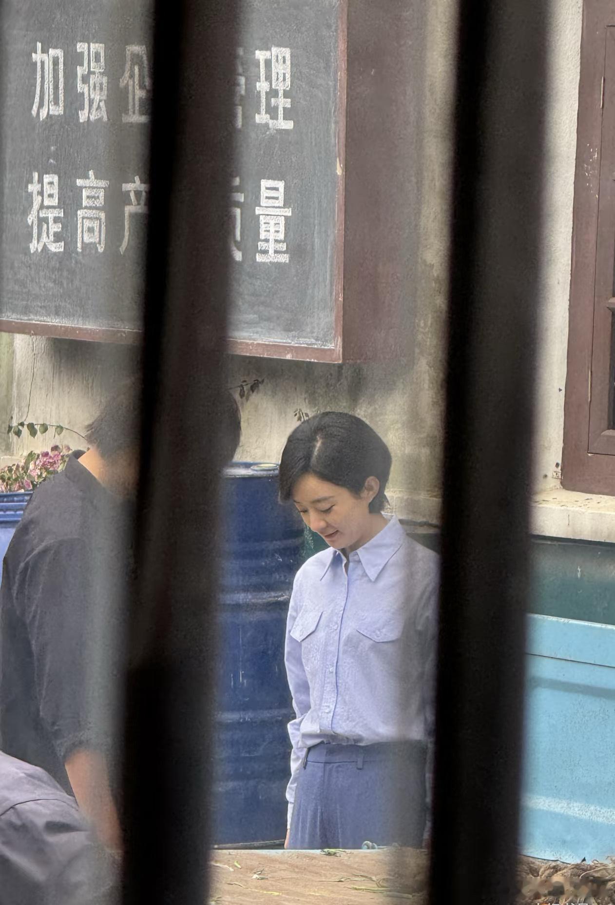 赵丽颖海口拍戏路透，素颜出镜纯天然 