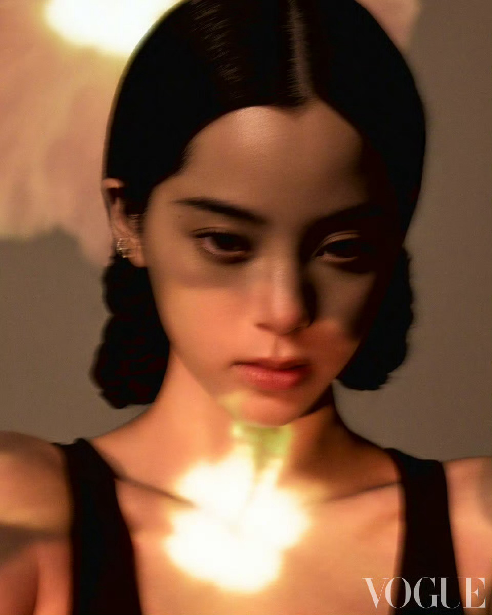 欧阳娜娜VOGUE美容报封面欧阳娜娜美丽白日梦VOGUE大片摄影：胡加灵 ​​​