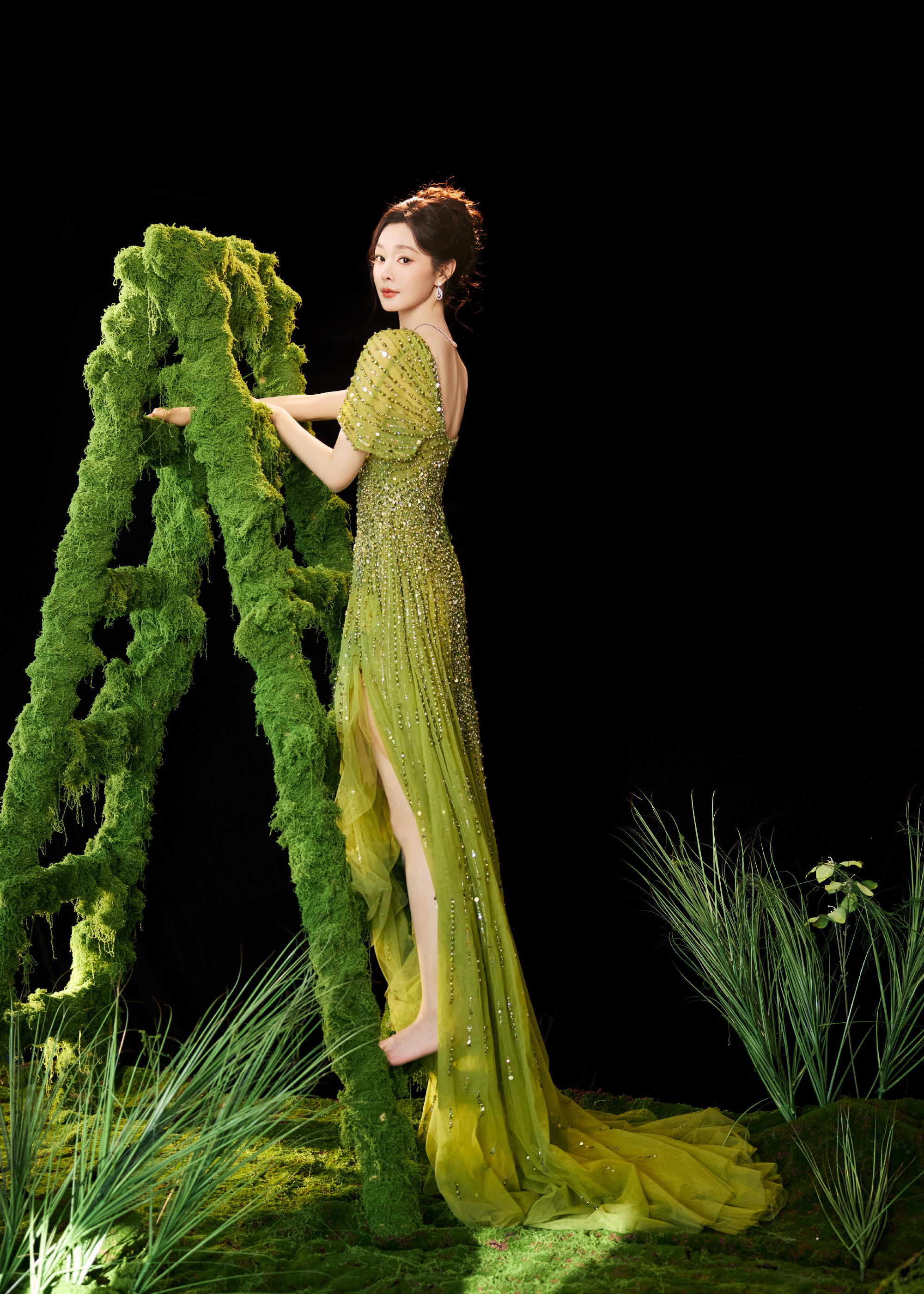 宋轶，身着绿色纱裙，满目清新优雅格调。宋轶