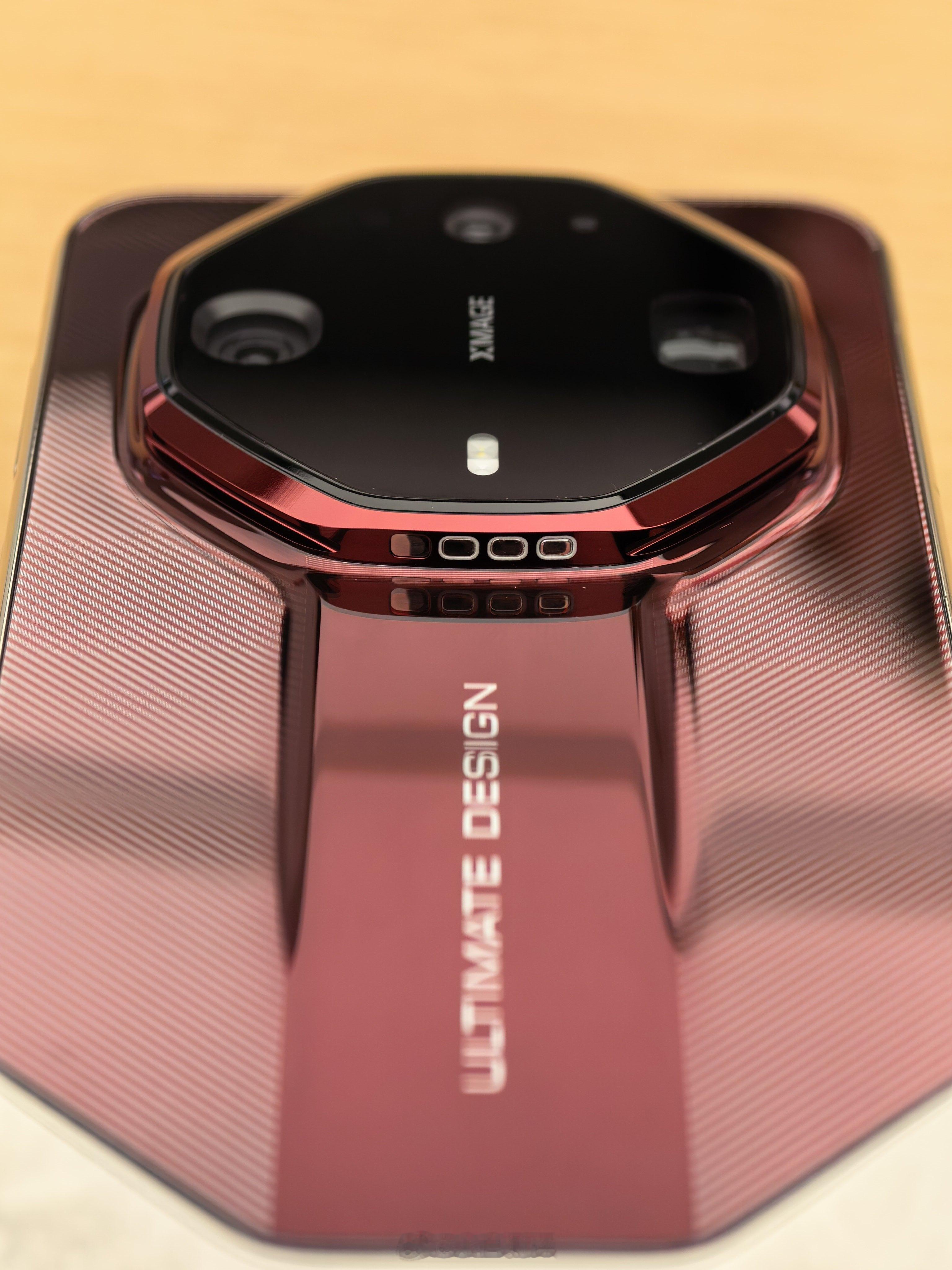 只有华为Mate90 Pro Max典藏版和Mate90 RS后置相机模组才有触