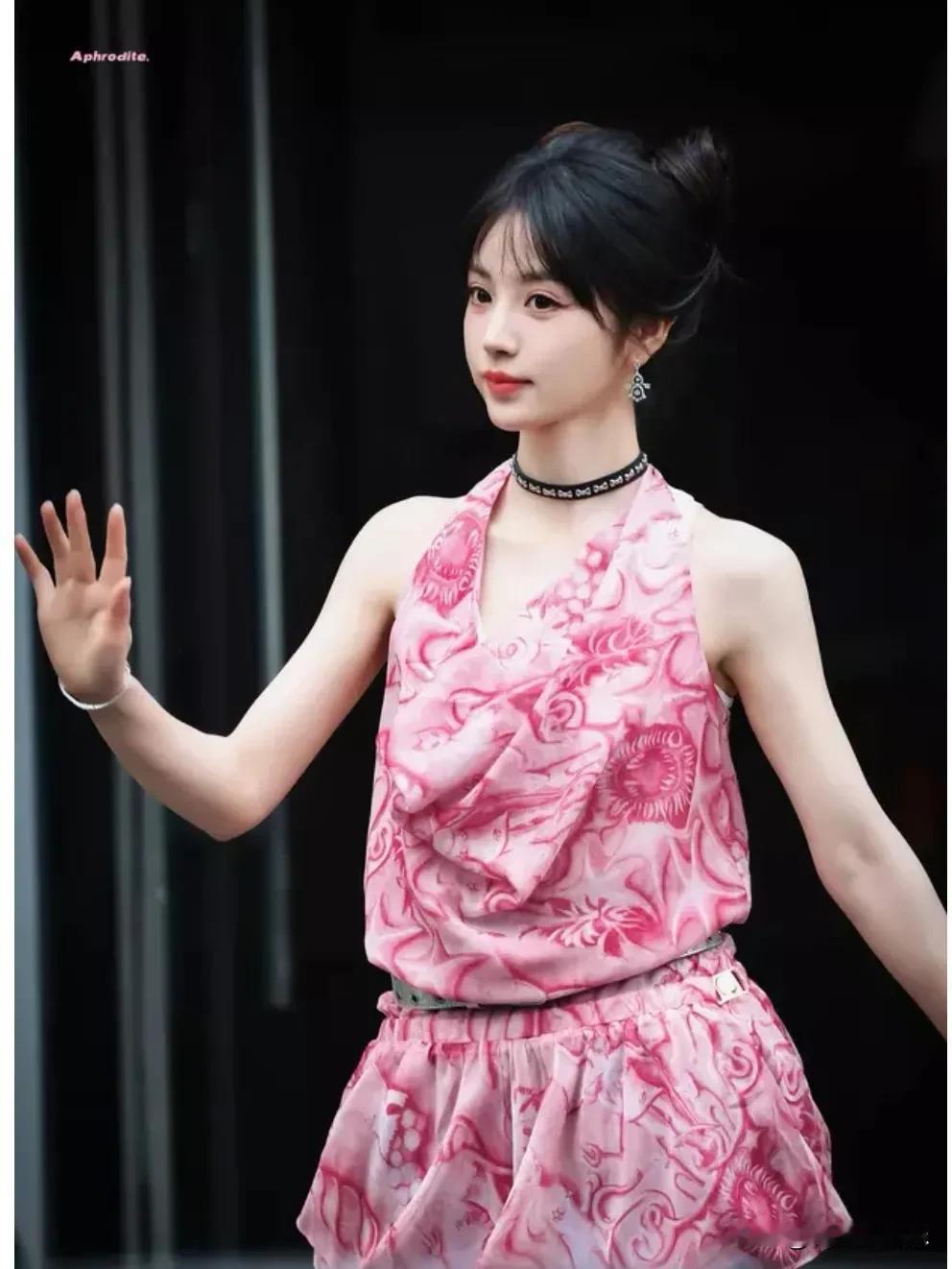 5月28日，综艺录制现场，田曦薇的现身好似一阵清新的风，吹进了众人的心间。她身着