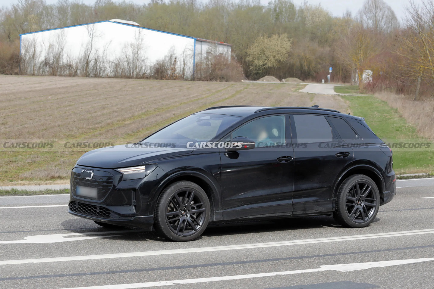 新款奥迪 Q4 e-Tron 实车现身，新车已近发布阶段，测试车几乎不再伪装。从