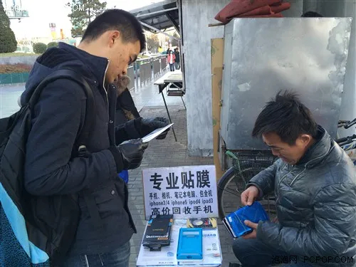 现在的防尘仓贴膜是真方便一抽一拉，不容易贴坏放以前用软膜的时候那可真是门技术活又