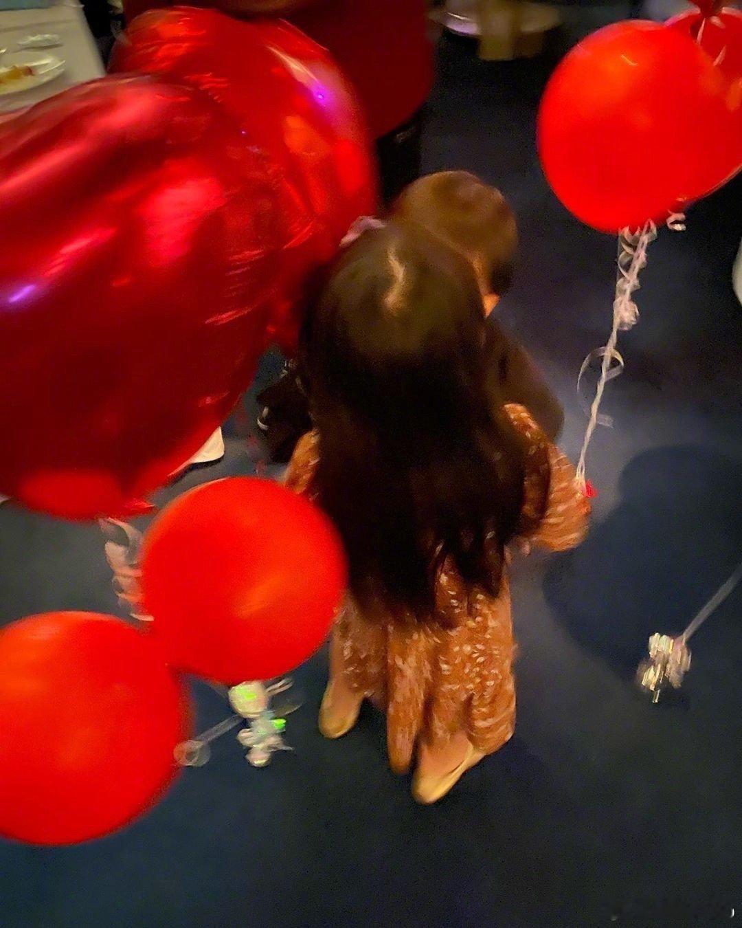 人和人交往还是少说话，克制表达欲。平静温和就行，不自卑也别炫耀。别为了获得共鸣，