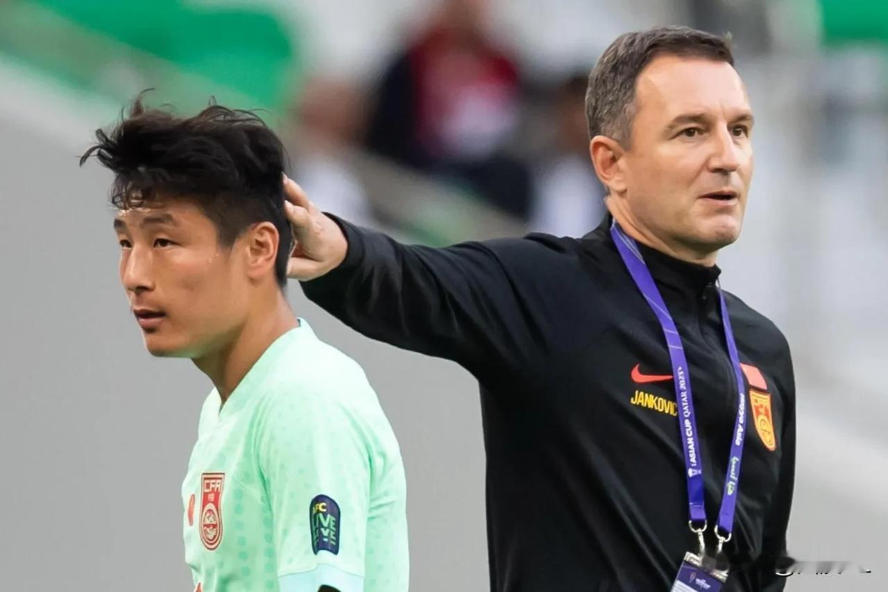 四肢发达头脑简单，和国足脾性差不多。亚洲杯1/4决赛，澳大利亚在取得1:0领先后