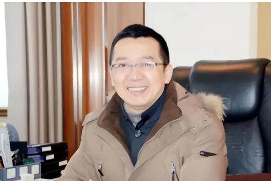 美国慌了，中国又出了个"钱学森式"的人物。为了拦他回国，美方层层设卡、开出一堆无