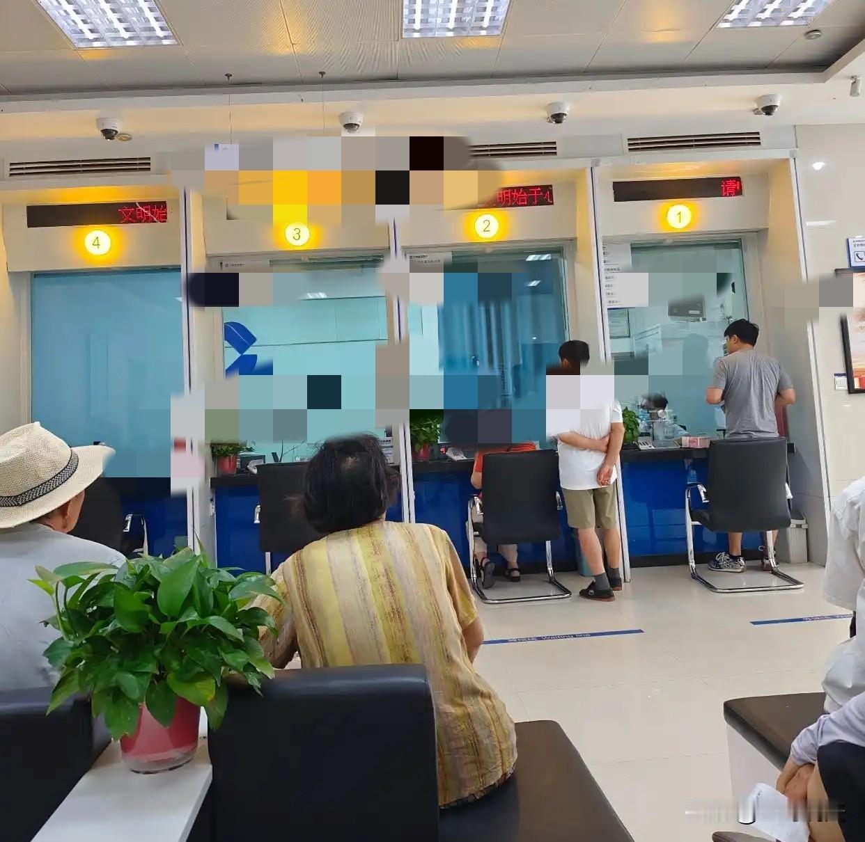 “小题大做！”湖南常德，一男子要取1500元零钱，他不早来，偏赶到下班前6分钟冲