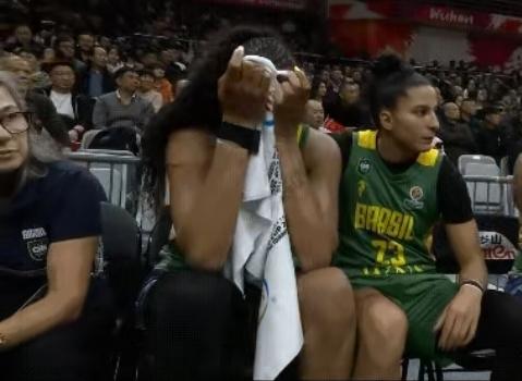 巴西女篮姑娘失利掩面哭泣，镜头却一直对着她，死死捕捉她最脆弱难过的模样，丝毫没有