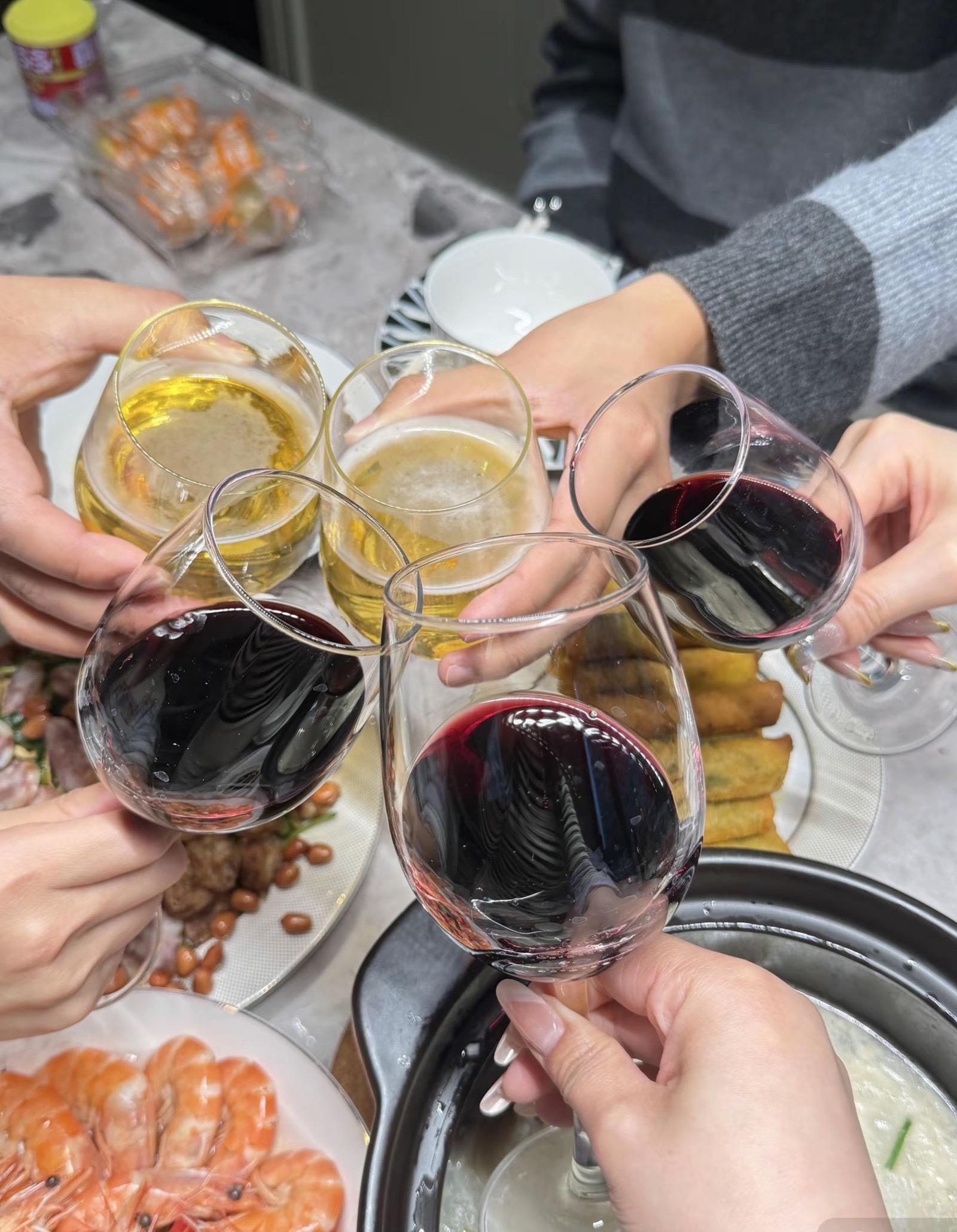淡淡胭脂遮住了思绪 小酌几杯却有醉意🍺 🍷