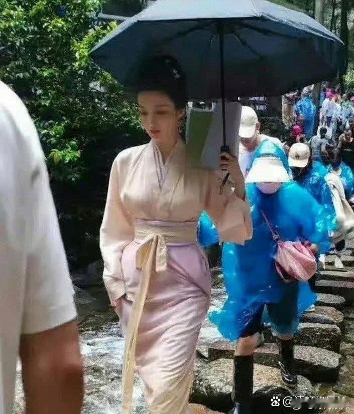 王楚然的身材一再成为话题，曲线犹如梨子般引人注目。她的独特魅力让人不禁想要更深入