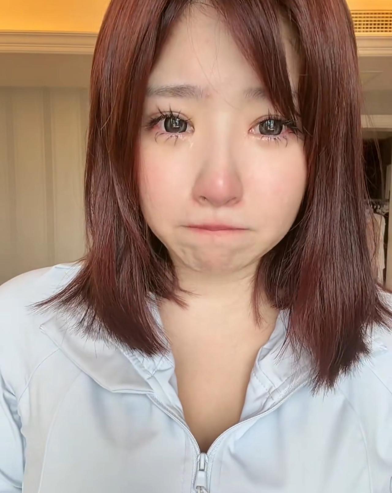 黄一鸣带狗出门不牵绳，狗狗吓到了一个路人，双方发生矛盾，黄一鸣气势汹汹的说：“我