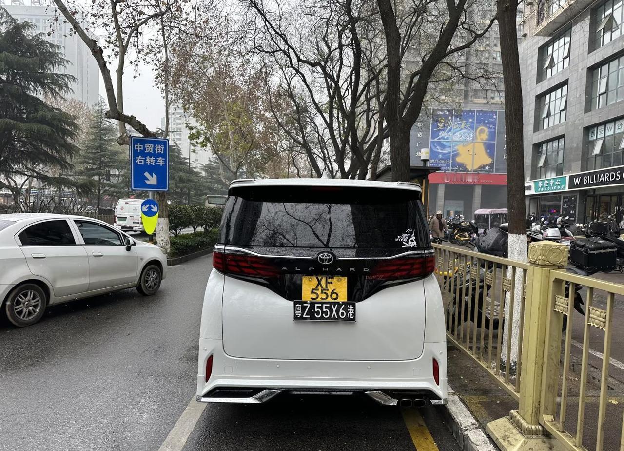 西安见到的右舵香港车
在西安见到一辆方向盘在右边的两地牌香港右舵车
不是说港澳车
