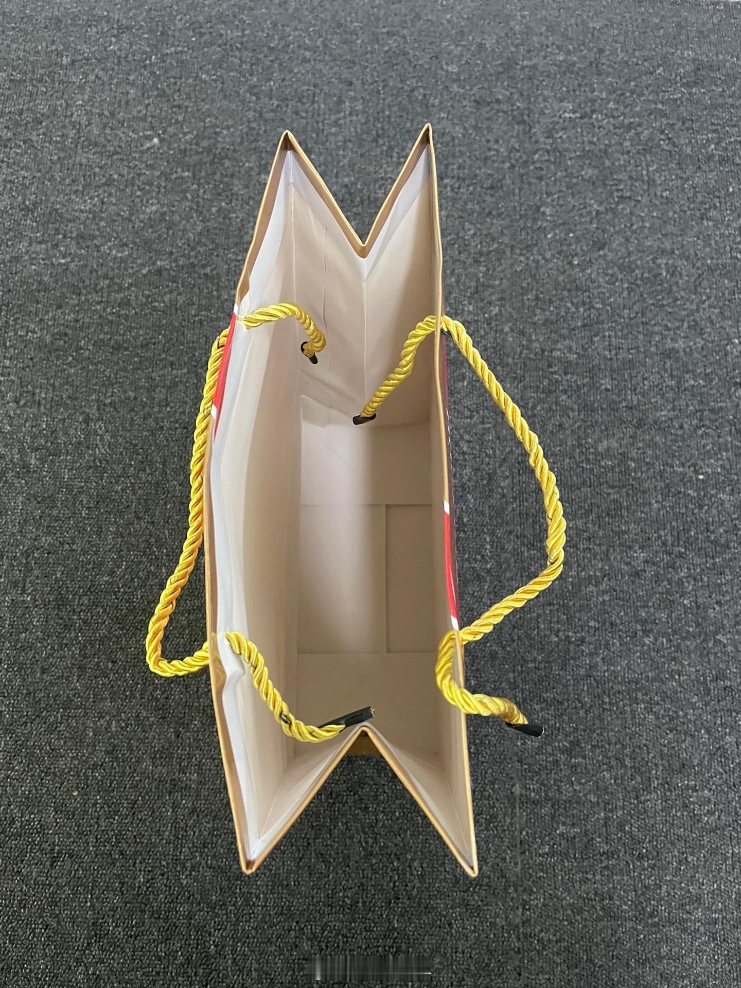 原来这种手提袋是带锁的[哆啦A梦害怕]#龙年造梗大赛##本命年许愿池# ​​​