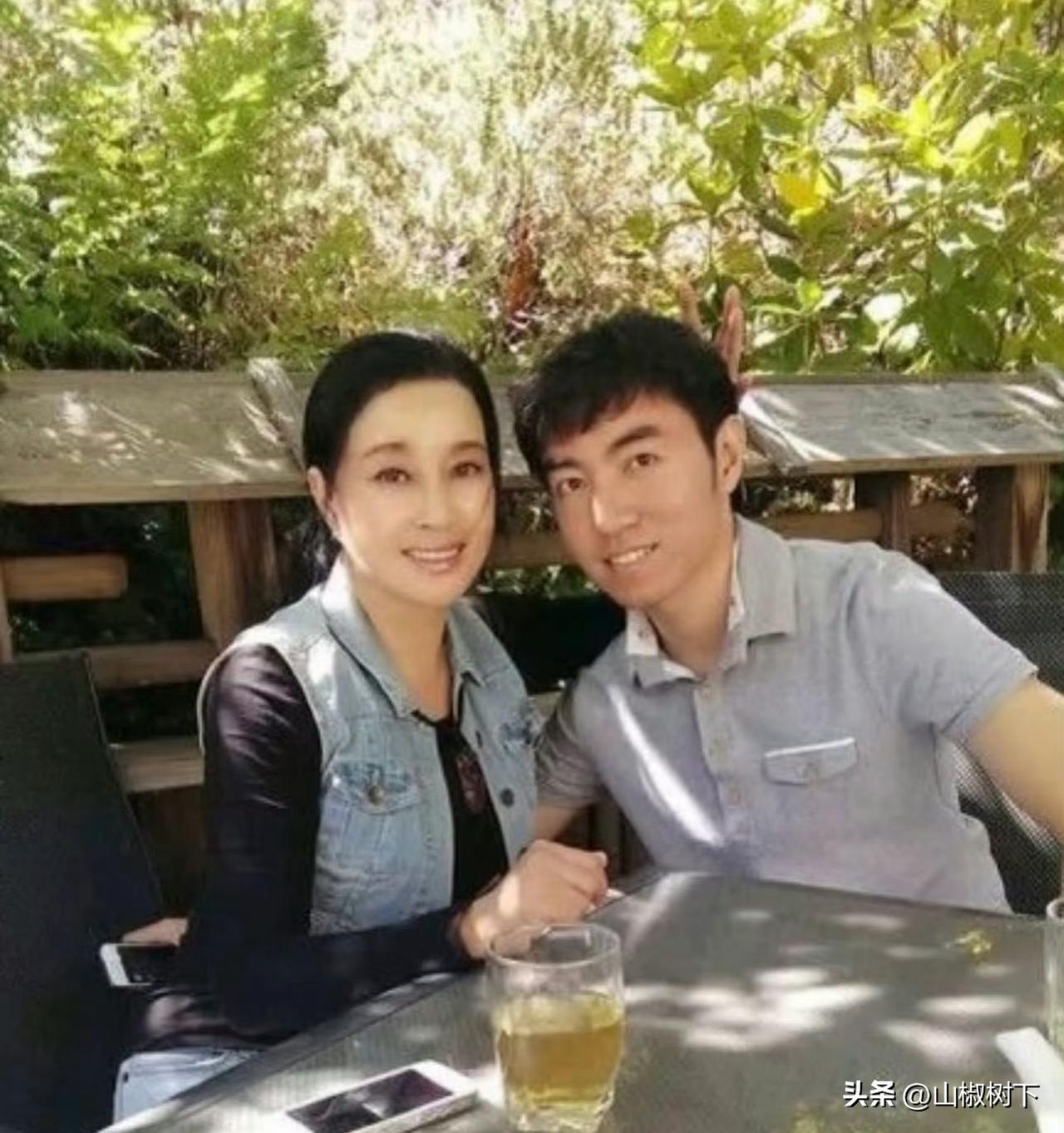 我的天，这不是妥妥的白眼狼吗？那个把外甥当儿子养的刘晓庆居然被背刺了，她抚养了4