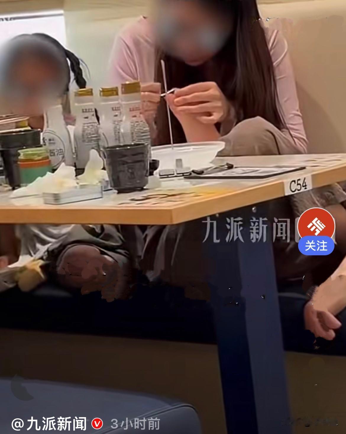 近日，江苏扬州一家寿司店里，一位带孩子的女家长，做出了让人无法
理解的离谱行为…