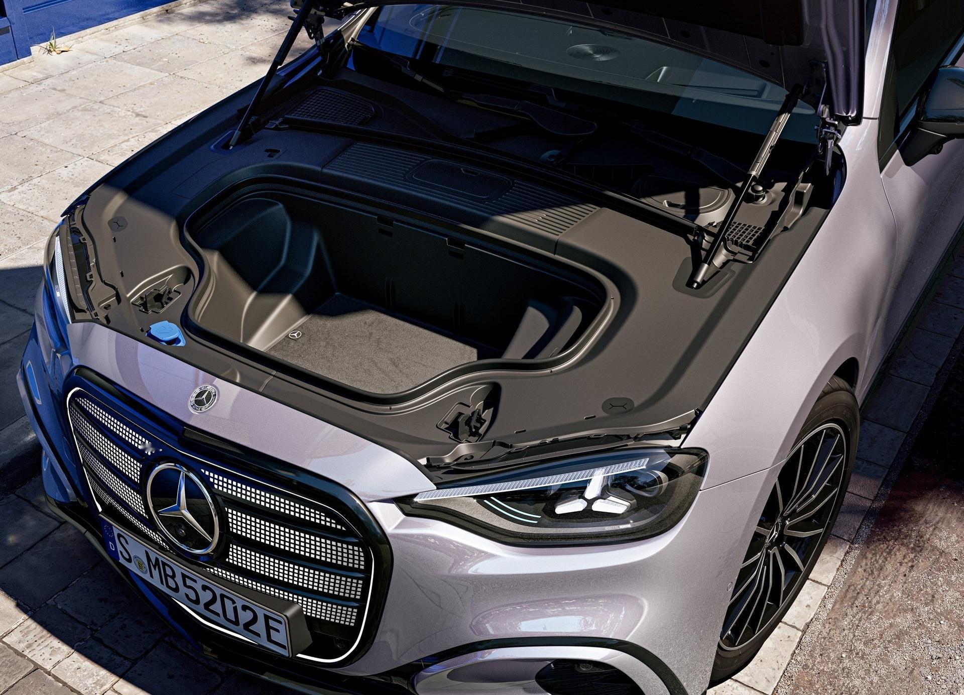 说真的我喜欢这张脸，奔驰没必要数典忘祖，新的设计最起码应该做到：“嚯！一辆奔驰！