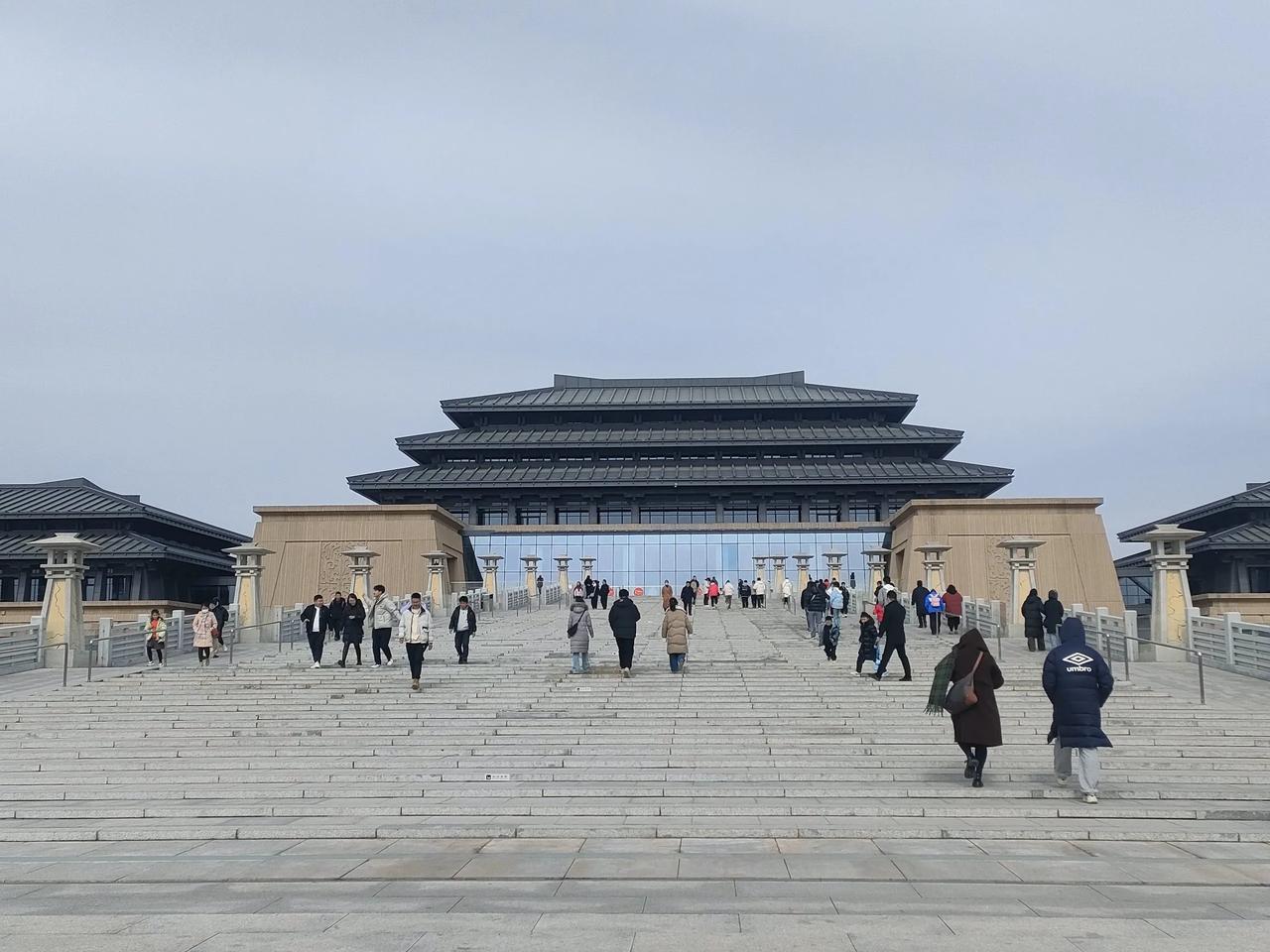 陕西历史博物馆秦汉馆坐落于咸阳这片土地之上，曾经的秦汉王朝在此建立了不可磨灭的丰