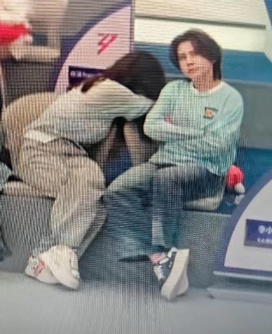 李小冉趴着哭的时候，王濛虽然还因为孙怡输给了阚清子生气，却还是拿纸巾递给李小冉，