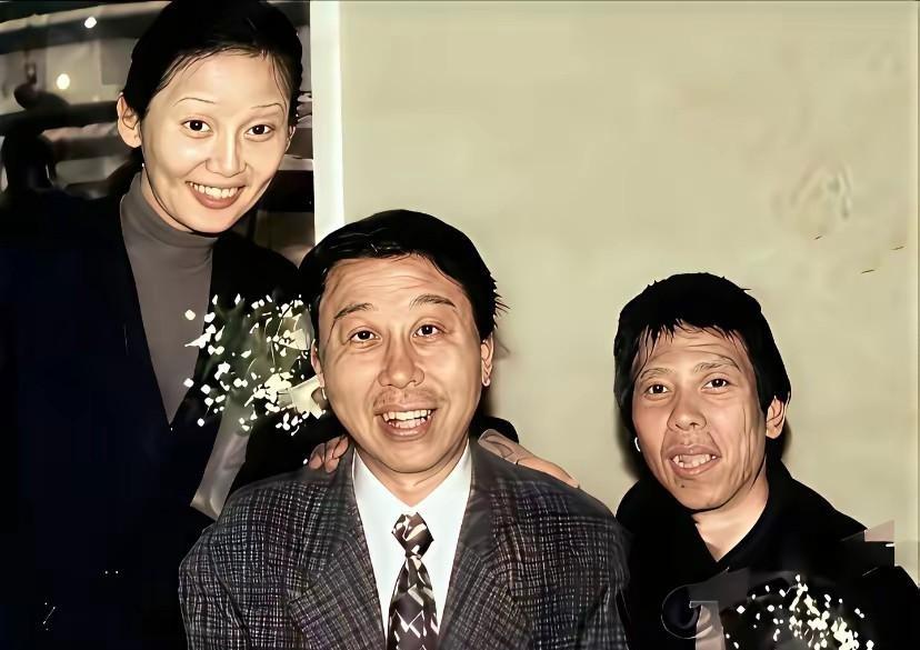 1999年那场婚礼的合影，细看之下，真正抢走所有人眼球的，居然不是戴着新郎胸花的