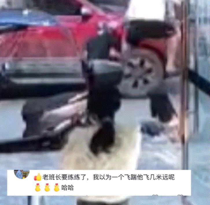 福建，一男子不知何故在路边暴力殴打一名女子，而柔软的女子被打倒在地后孤立无援的哭