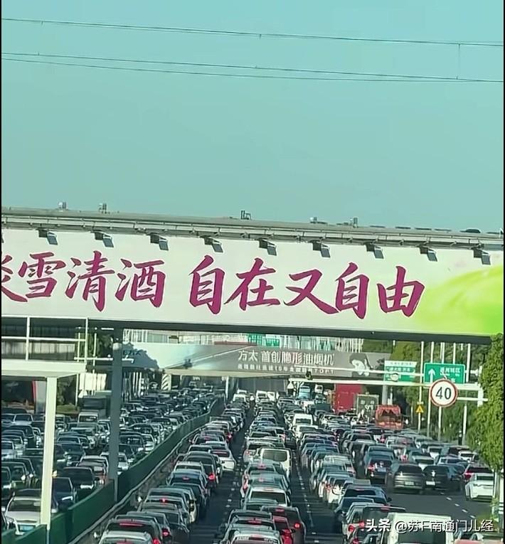 南通地铁近期日均客流量，相对去年同期居然是微微下降的，似乎有点不合情理。但只要看