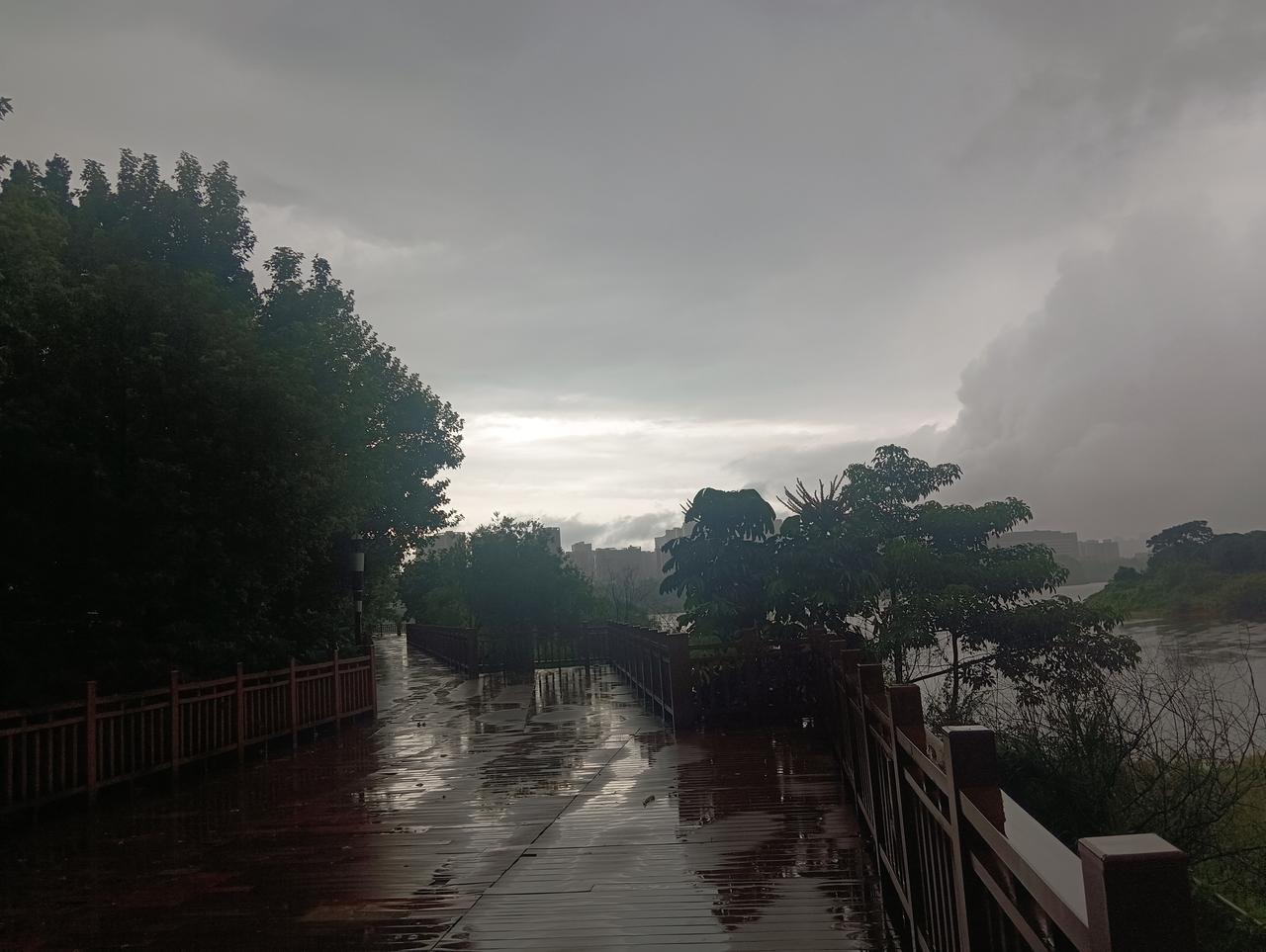 夏日雨中漫步，赶雨脚，涤浊足，观云山，阔心胸！
