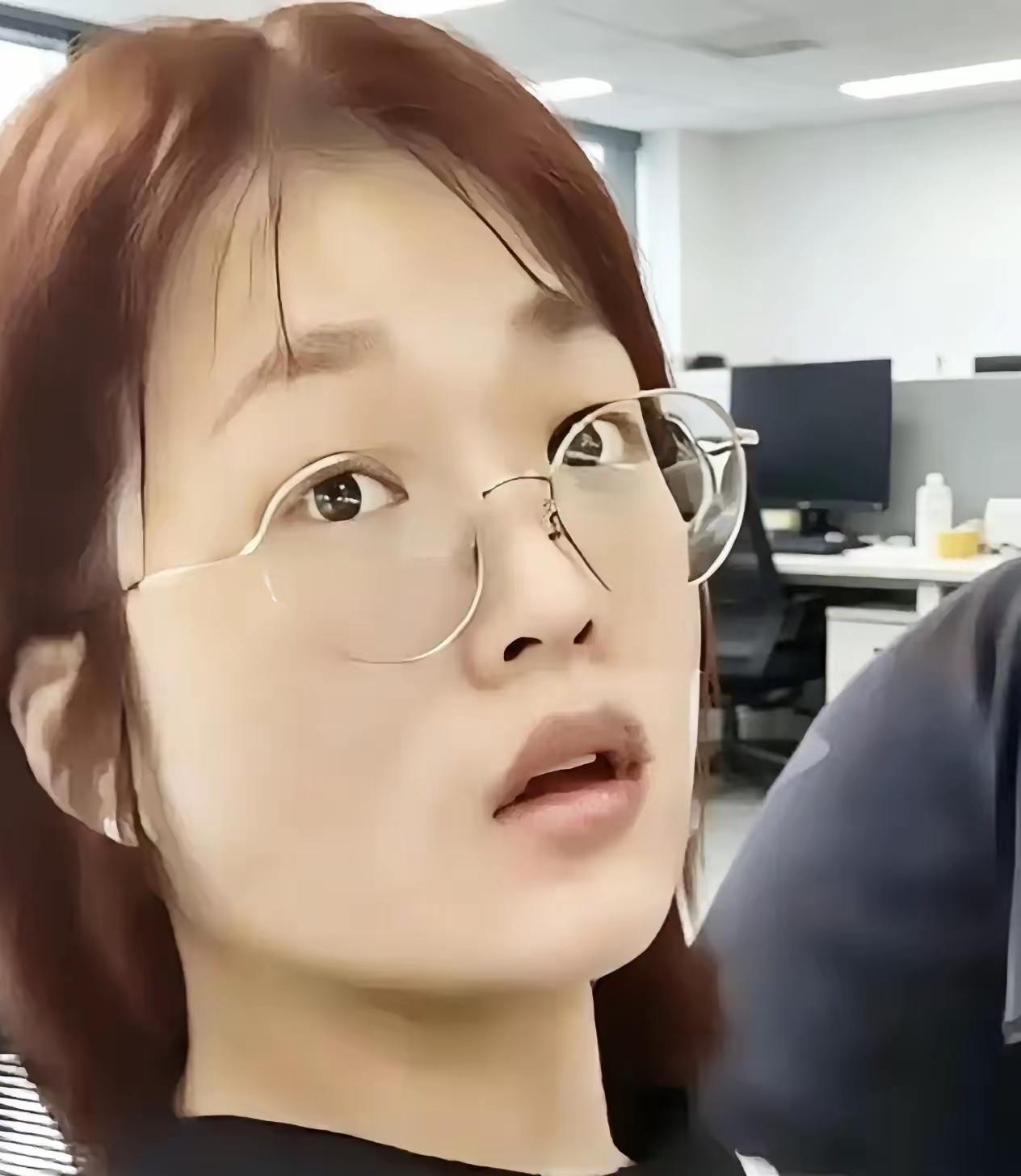 这个女孩看上去真清纯。