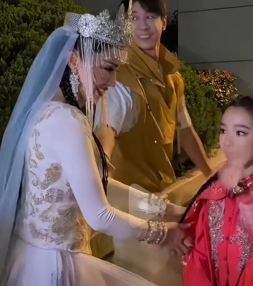 董璇最近的状态，挺让人感慨的。

看她和小酒窝、张维伊手拉手走出来的画面，整个人