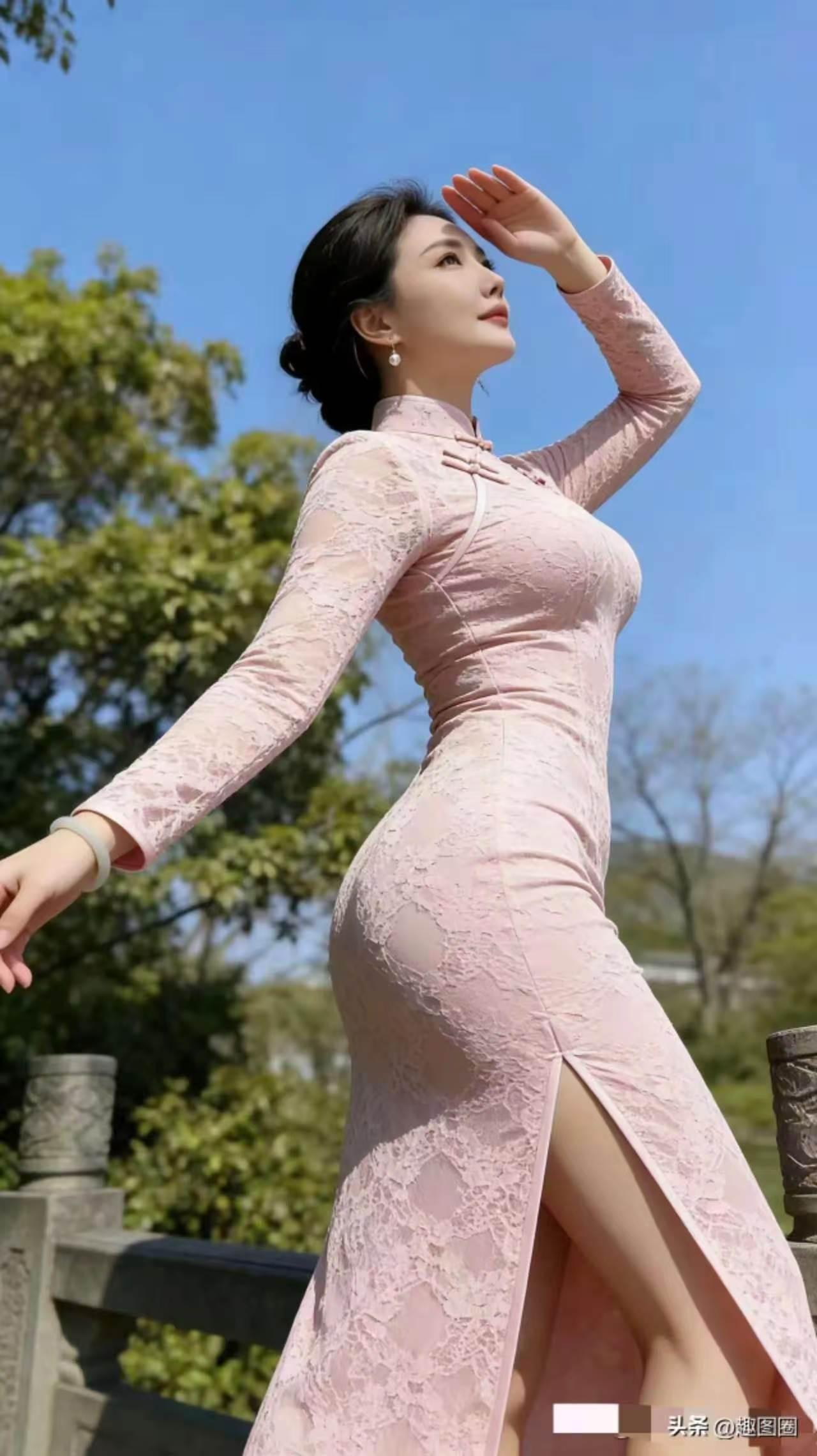 水仙子·旗袍
粉罗裁玉裹春柔，
一捻腰肢柳样羞。
珠盘扣锁玲珑扣，
领边雪色浮。