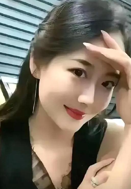 “闺女，你弟弟都参加工作两个月了，每天上下班去挤公交车，最关键还没直达的，途中要