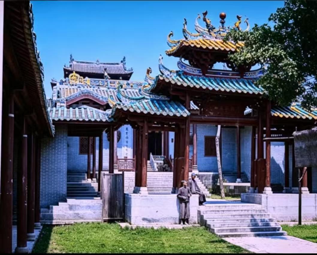城市旧照中留存着往日鲜活的印记，这是1869年旧时广州多个历史建筑的景象。