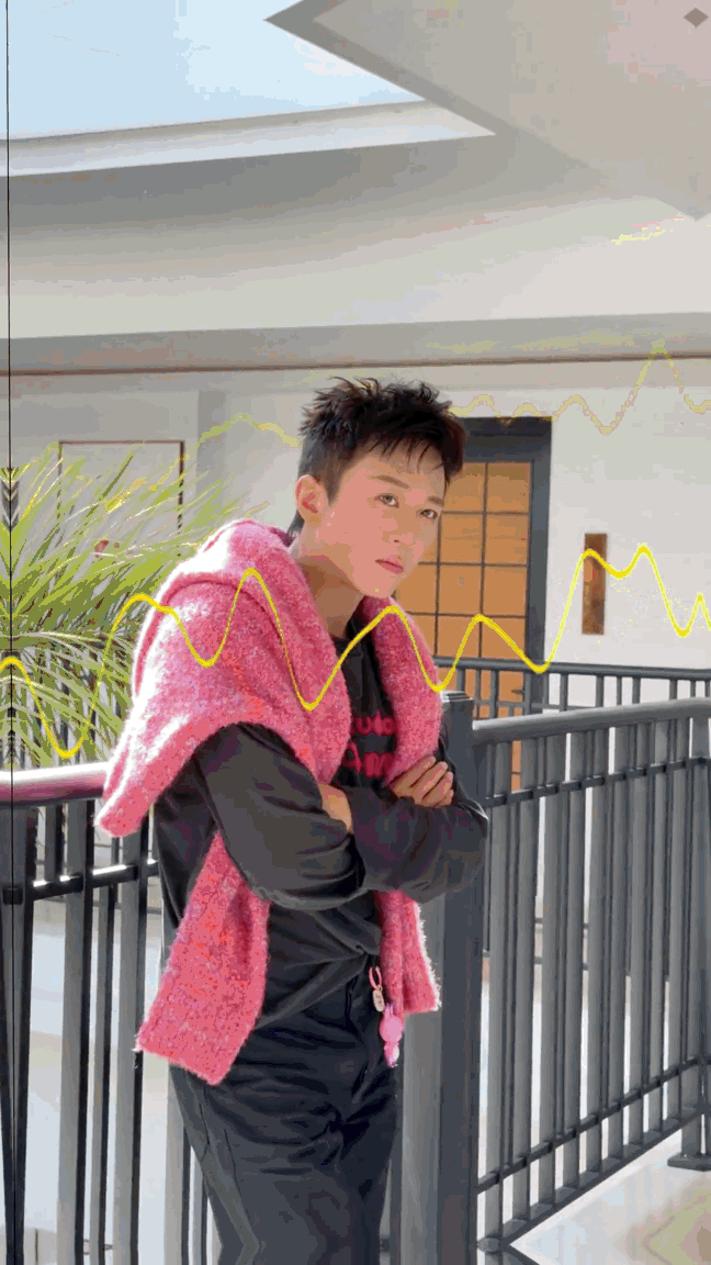 鹿晗卖家秀邓超买家秀按目前邓超化上男团妆来看除去褶子，也许还真有点当男团的天赋 