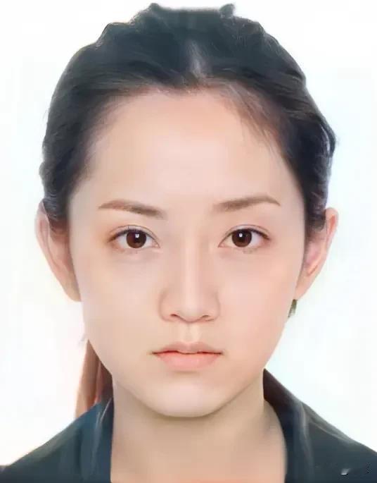 卿晨璟靓，一个名字美得像小说女主角的人  

偏偏被贴上了“最美通缉犯”的标签 