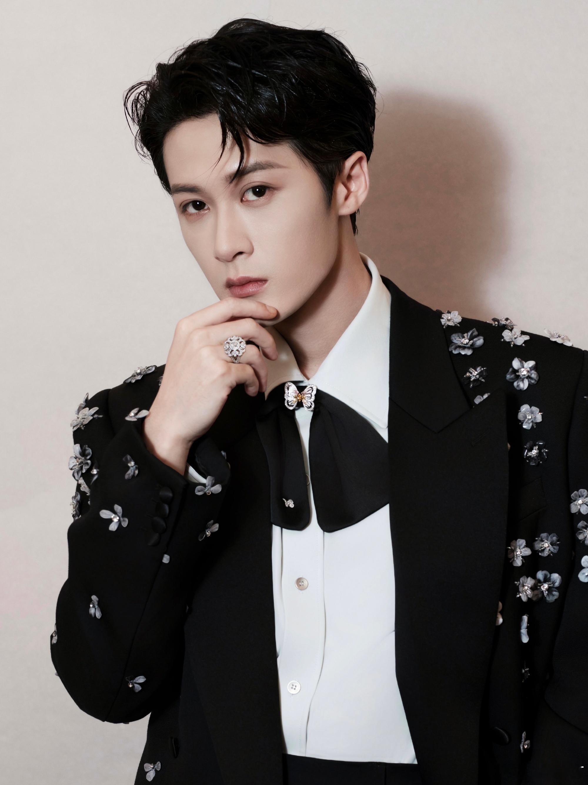 天啊！大哥檀健次2025澳门爱奇艺尖叫之夜又一封神造型，太帅了！背头，黑色印花西