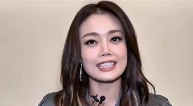 容祖儿45岁，没结婚，没对象，没有娃，没当妈，连绯闻也没有听说。
容祖儿15岁参