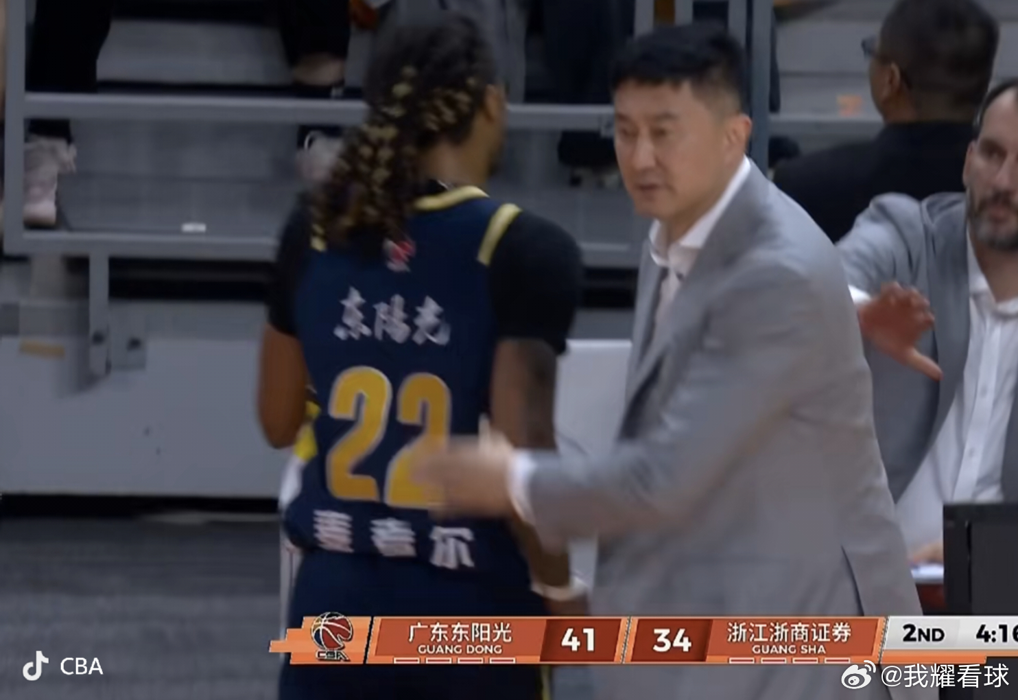 广东队领先15分被追平了，能看出来麦考尔在场上很拼命，态度是积极的，但他能力是真