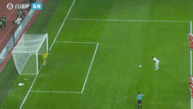 中国球迷还是得佩服外国的国际裁判，足协杯决赛中，为中国足球扒出了一位伪"扑点球王