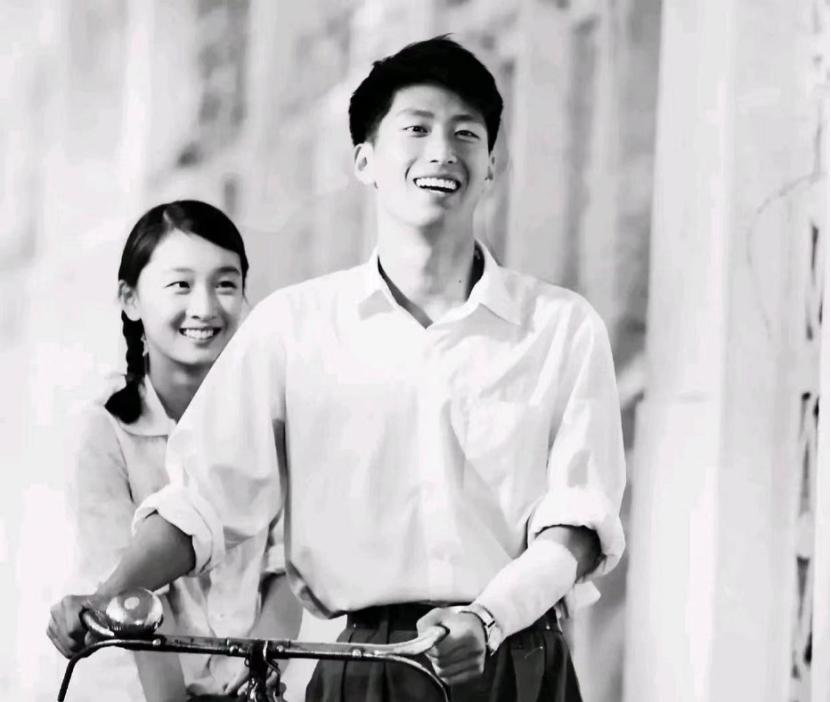 1972年，21岁的知青李文忠救起一名11岁的落水女孩，当女孩醒来睁开眼睛看到他